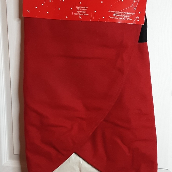 NWT Novelty 48" Christmas Tree Skirt & (2) Matching Stockings - red w/snowman - Picture 7 of 9